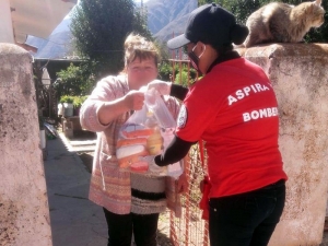 Entrega de unidades alimentarias a familias de Volc&aacute;n