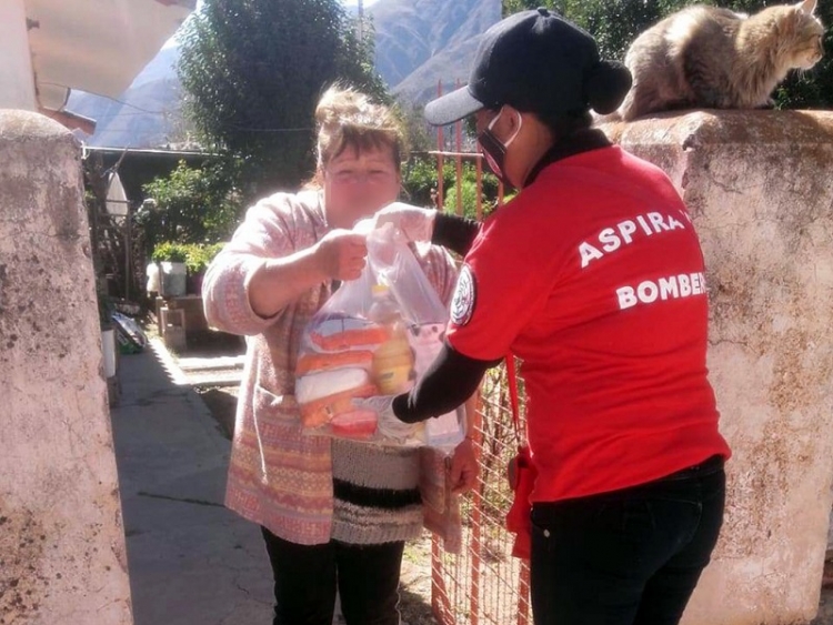 Entrega de unidades alimentarias a familias de Volc&aacute;n