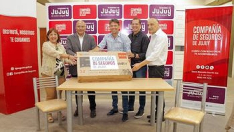 La Compa&ntilde;&iacute;a de Seguros de Jujuy don&oacute; mobiliario a Radio Provincia