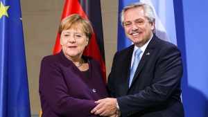 Fern&aacute;ndez logr&oacute; el apoyo de Merkel para renegociar los plazos de la deuda