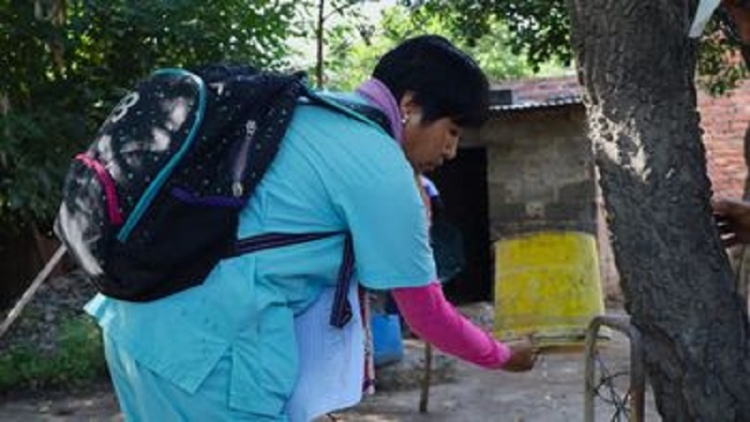 Los criaderos del mosquito transmisor el dengue se eliminan con el descacharrado