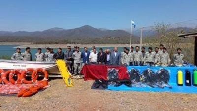 Personal Lacustre de la Polic&iacute;a de la Provincia recibi&oacute; elementos n&aacute;uticos
