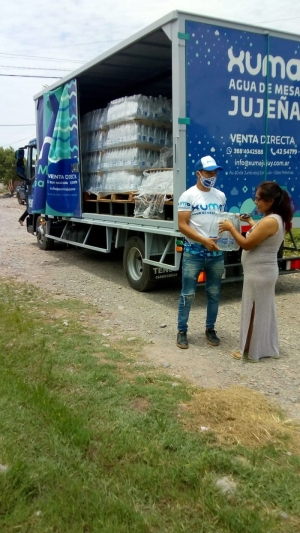 XUMA entreg&oacute; agua embotellada en El Carmen