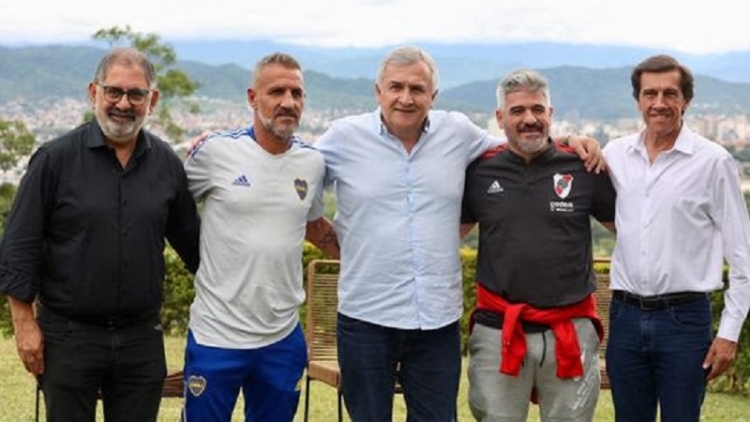 El Gobernador recibi&oacute; a las "leyendas" de River y Boca