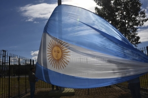 La Bandera Nacional y de la Libertad Civil flamean en el &ldquo;Parque de las Banderas&rdquo;