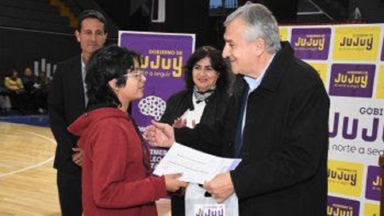 Gerardo Morales entreg&oacute; becas y reafirm&oacute; "el rumbo de la cultura del trabajo y el esfuerzo"