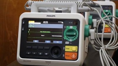 Salud entreg&oacute; tres cardiodesfibriladores al SAME 107