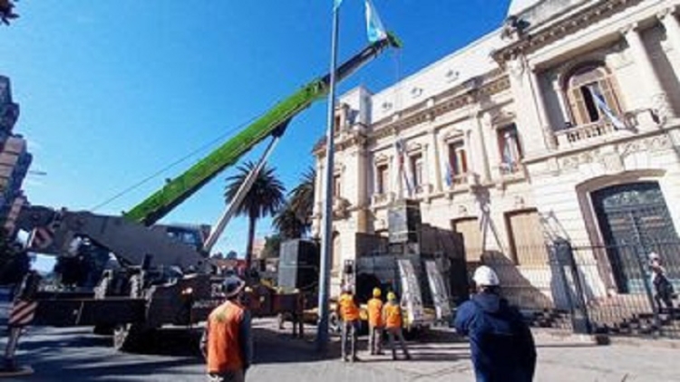 Se realiz&oacute; el traslado de las obras maestras "La Paz" y "El Progreso" al Museo Lola Mora