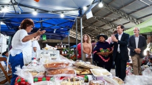 El gobernador Sadir salud&oacute; a emprendedores, artesanos y productores de la Feria Campesina "Pucar&aacute;"