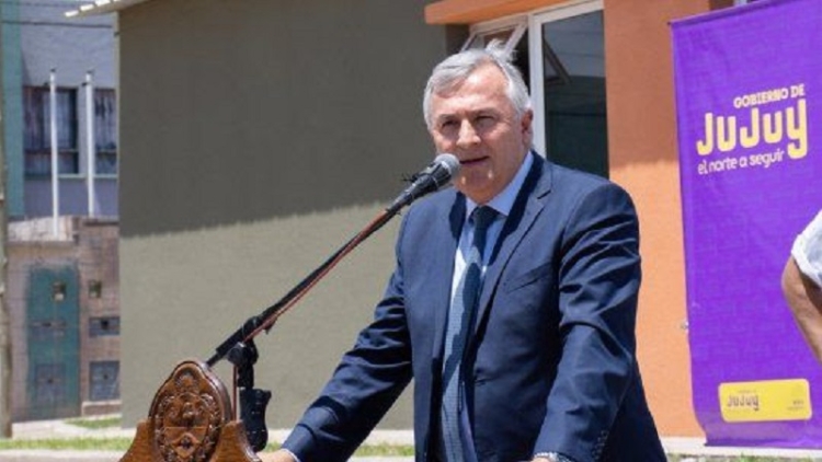 Morales entreg&oacute; viviendas a 32 familias en Alto Comedero