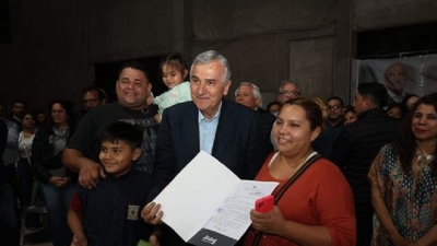 Familias perique&ntilde;as agradecen al gobernador Morales por la entrega de Decretos de Adjudicaci&oacute;n