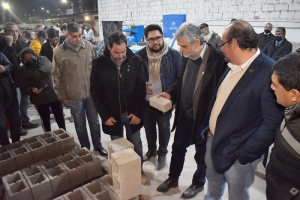 El intendente Rivarola junto al ministro Filmus inauguraron la primer bloquera ecol&oacute;gica del NOA